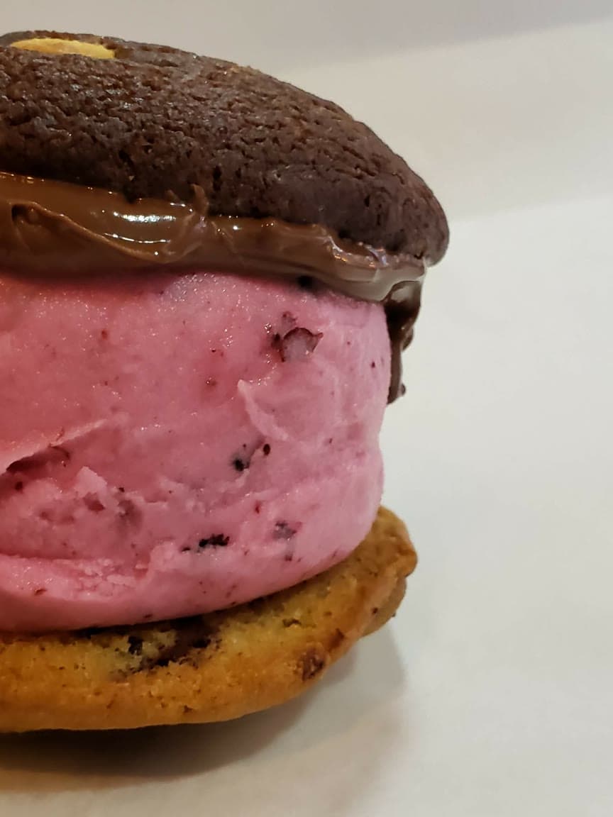 Cookeez sandwich: dos galletones recién horneados con helado de frutilla y salsa de chocolate.